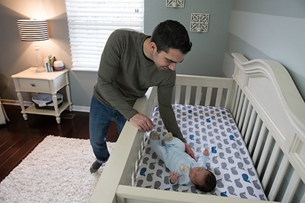 اتاق نوزاد باید کاربردی، دنج و ساده، بدون مبلمان یا اشیاء دیگر باشد.