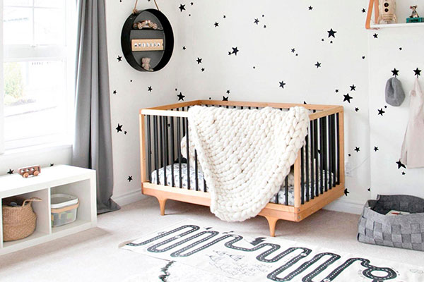 بهتر است اتاق کودک را پر از اسباب‌بازی‌های مختلف نکنید.