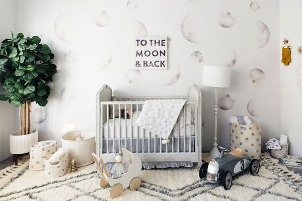 در صورت استفاده از دکوراسیون مدرن، بهتر است برای اتاق کودک هم از همین تم استفاده کنید.