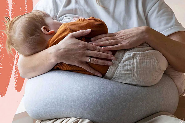 بالش شیردهی از الیاف نرم و قابل شست‌وشو تشکیل شده است.