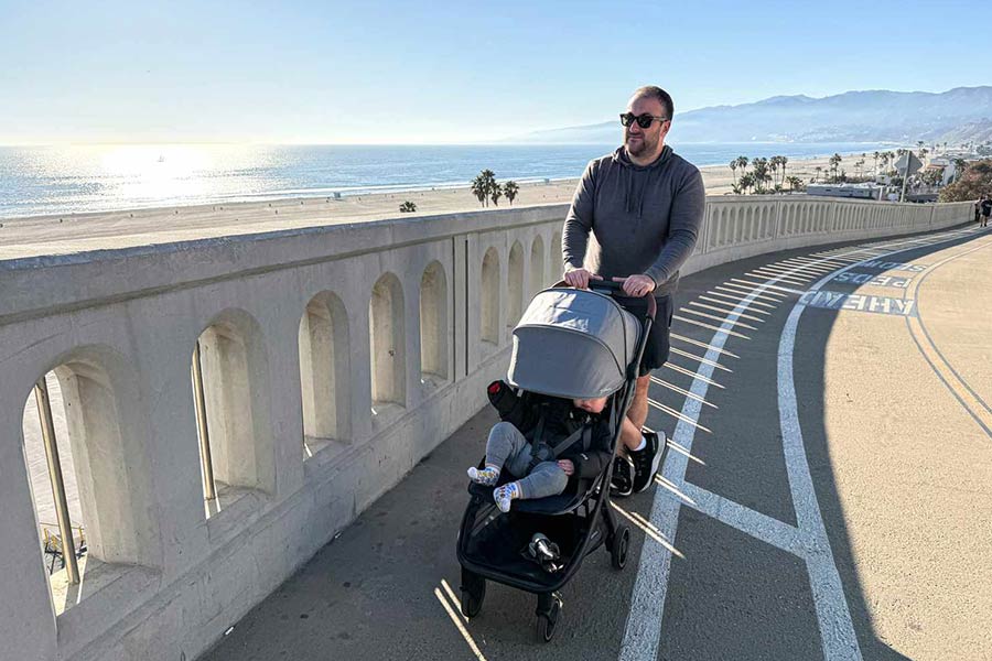 بدنهی مستحکم، چرخهای روان و دستهی قابل تنظیم از ویژگیهای اصلی کالسکههای مسافرتی است.