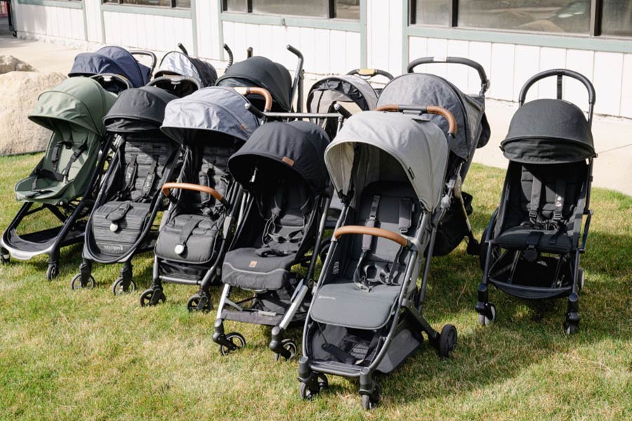 کالسکه‌های مسافرتی، عموماً چترهای آفتابی بزرگی دارند.