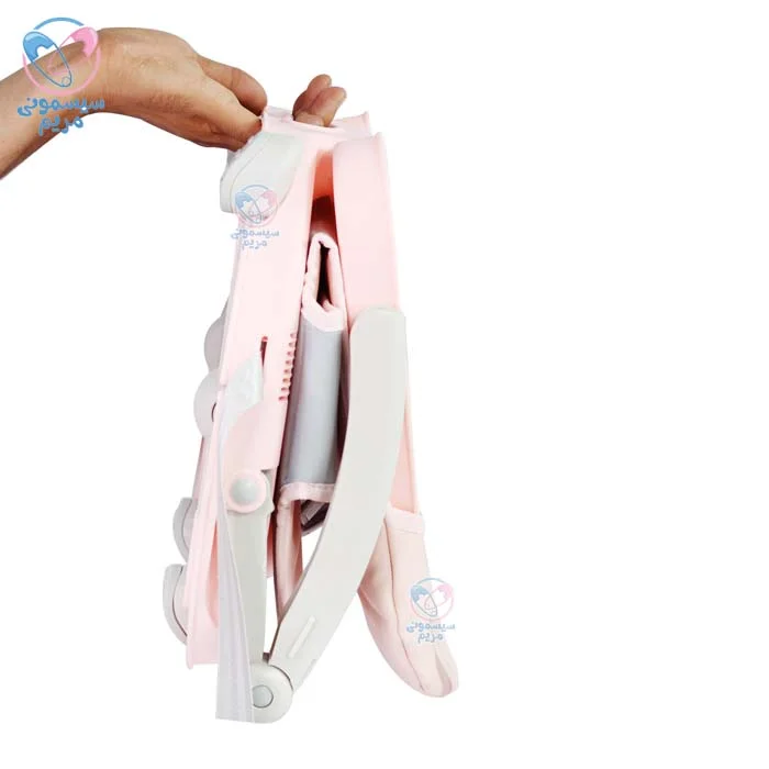 صندلی غذای پرتابل کیکابو pappo در حالت جمعشو به راحتی در صندوق عقب ماشین جای میگیرد.