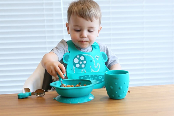 قاشق‌های سیلیکونی و پلاستیکی بدون BPA، معمولاً مقرون به صرفه‌تر هستند.