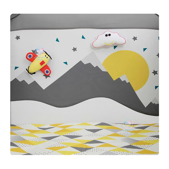 در راستای پرورش خلاقیت کودکان در یکی از دیوارههای این پارک، از پارچه طراحی شده و دو عروسک مخملی چسبان استفاده شده است.