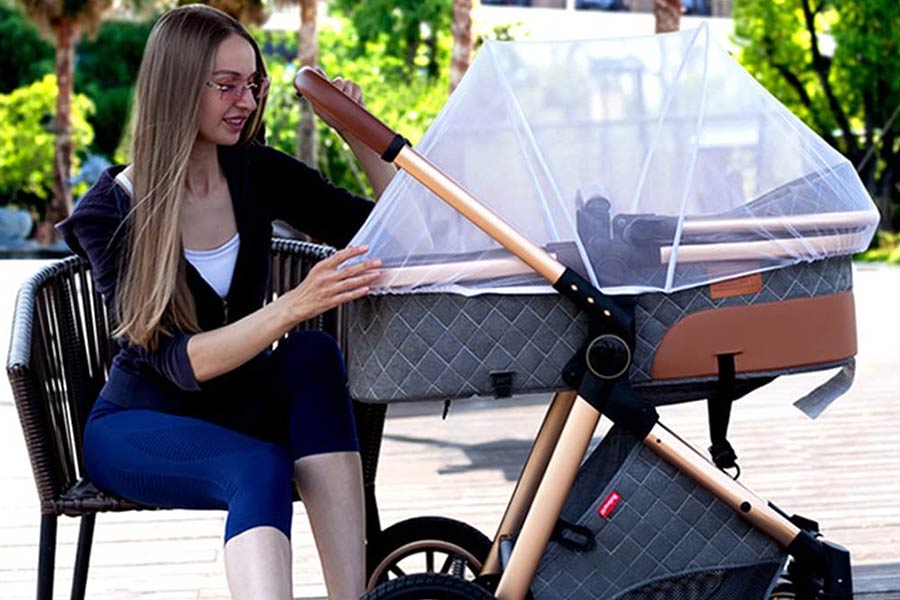 نشیمن کالسکه برای نوزادان تا سه ماهگی باید در وضعیت خوابیده تنظیم شود.