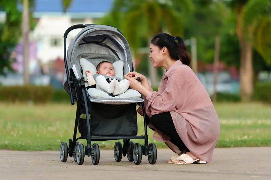 وجود پد محافظ سر و بدن نوزاد برای کودکان زیر سه ماه در کالسکه الزامی است.