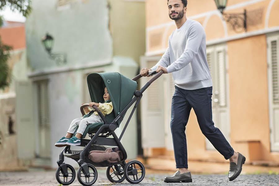 کالسکهای با نشیمنگاه بلندتر، زاویه نشستن قابل تنظیم و طراحی بازتر برای کودکان 6 ماه تا 4 سال مناسبتر است.