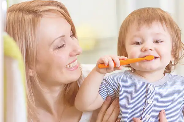 استفاده از مسواک‌های استاندارد و مناسب به نابودی میکروب‌ها و پلاک‌های ایجاد شده روی دندان کمک می‌کند.