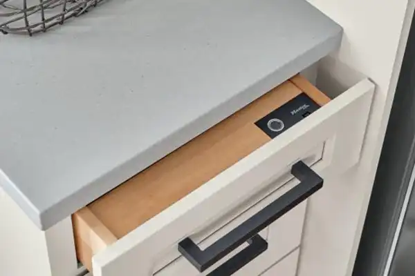 قفل‌های کشو و کابینت کمک می‌کنند کودک شما راهی برای باز کردن کابینت، کشو و کمدها پیدا نکند.