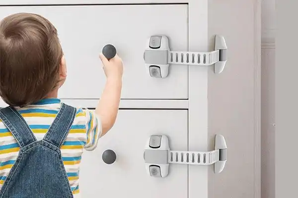 قفل‌های ایمنی قابل تنظیم را می‌توان با اتصال به دو سر کشو در دو طرف کابینت استفاده کرد.