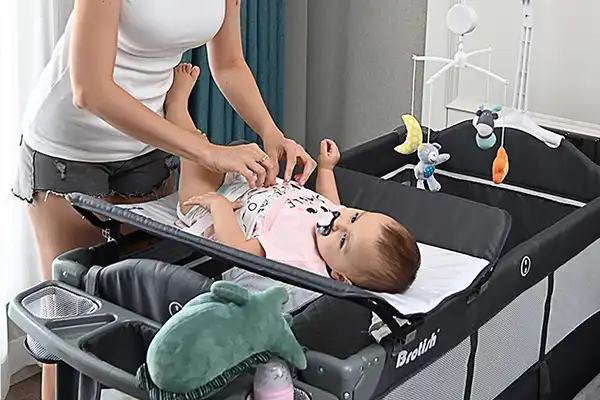 تخت و پارک گهواره شو مجهز به آویز پولیشی موزیکال، رقص نور، چراغ خواب نوزادی و...