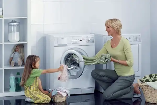 برای لباس نوزاد از نرم کننده لباس دارای عطر مصنوعی یا سفیدکننده استفاده نکنید.