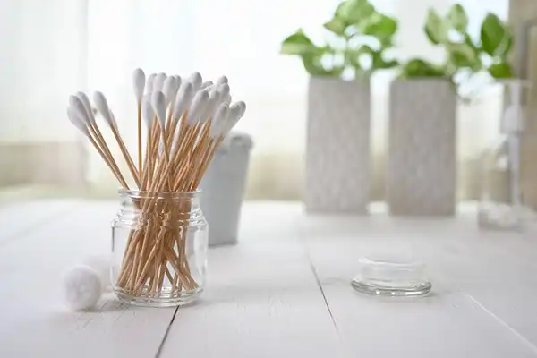استفاده از گوش پاک کن برای پاک کردن گوش کودک و نوزاد چندان توصیه نمی‌شود.