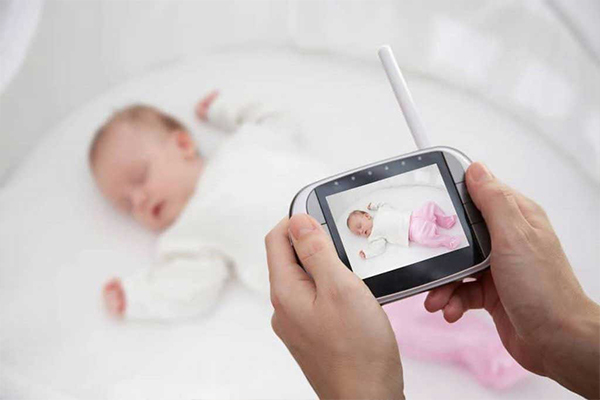 به هیچ وجه مانیتور را در گهواره و تخت نوزاد قرار ندهید.
