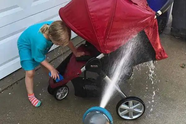 شستن کالسکه را بیرون از خانه انجام دهید.