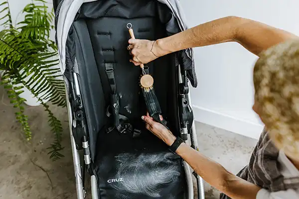 از برس یا مسواک برای از بین بردن بعضی از لکهها استفاده کنید.