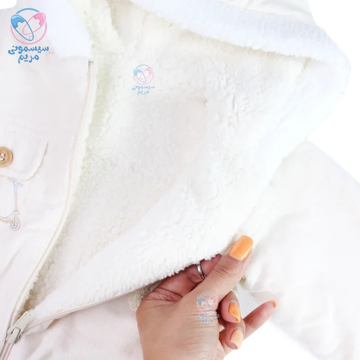 قسمت بافتنی سرهمی از الیاف پنبه و اکریلیک بافته شده است.