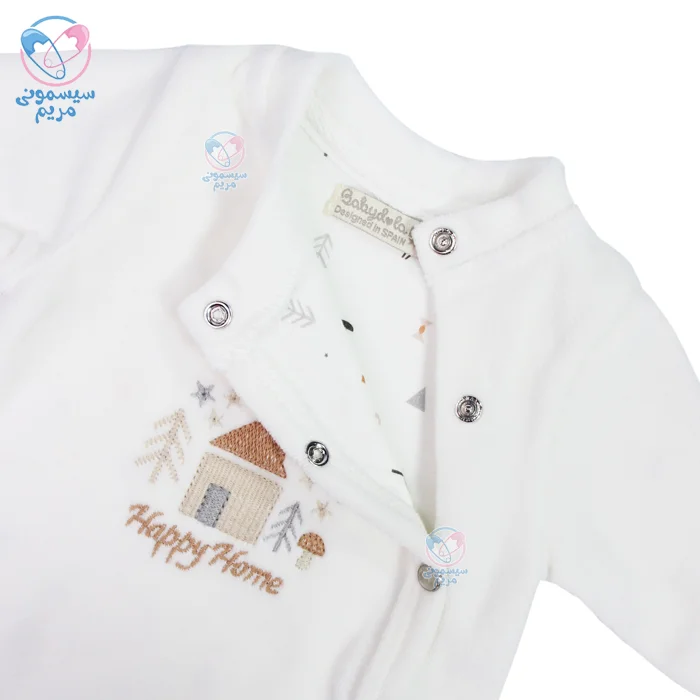 این محصول با طراحی اسپرت و ساده، مناسب استفاده برای نوزادان دختر و پسر است.