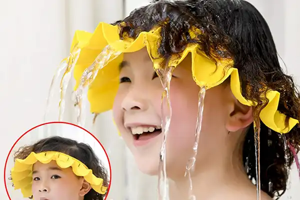 کلاه را با زاویه 45 درجه روی سر کودک قرار دهید تا از هیچ نقطه‌ای آب وارد چشمان او نشود.