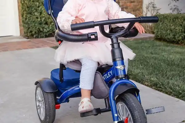 بعد از اینکه کودکان سوار سه چرخه می‌شوند، با در دست گرفتن فرمان و رکاب‌زدن، درحقیقت قدرت عضلانی خود را تقویت می‌کنند.