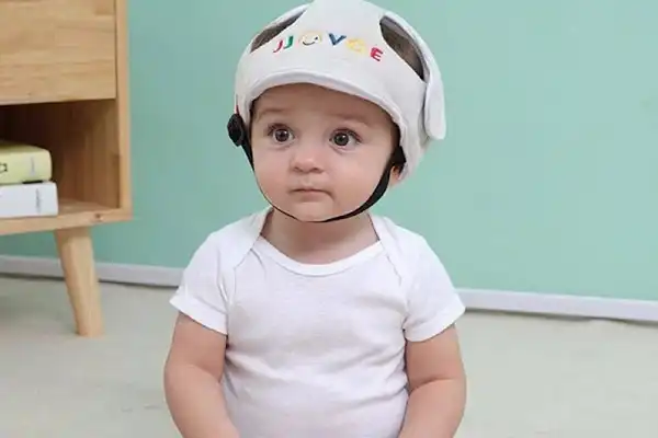 استفاده از محافظ سر کودک وقتی وارد ماه‌های ششم زندگی خود می‌شود به محافظت از او در برابر هر گونه خطر یا آسیب احتمالی کمک می‌کند.