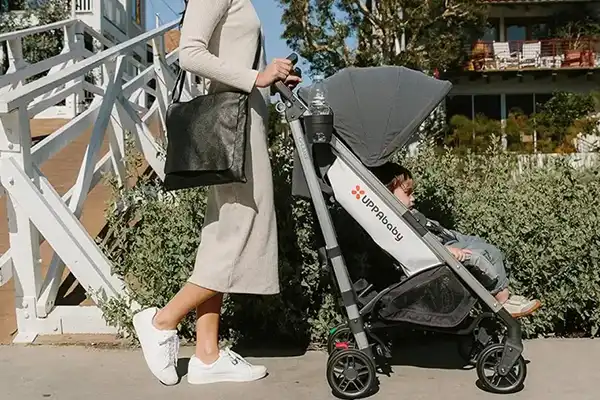 کالسکه Minu V2 دارای فضای بار بزرگی است و سبد کالسکه تا 20 پوند را تحمل میکند.