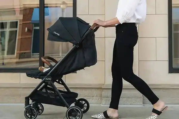 نونا تروول به دلیل داشتن سیستم چرخش در چرخهای جلو و عقب، روی سنگفرش و سطوح سخت و حتی آجر بهراحتی حرکت میکند.