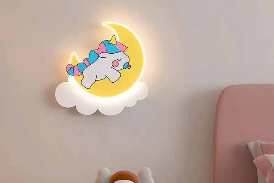 چراغ خواب کودک با تابش نور ملایم در طول شب به تنظیم چرخه خواب کودک کمک می‌کند.