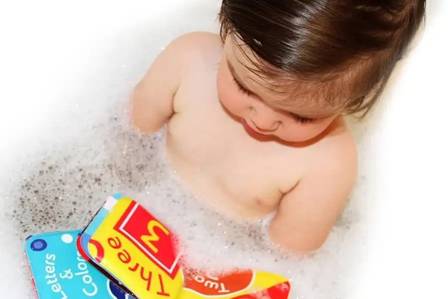 کتاب‌های حمام آموزشی معمولاً دارای تصاویر رنگارنگ و آموزنده‌ای هستند که به کودکان در یادگیری مفاهیم پایه کمک می‌کنند.