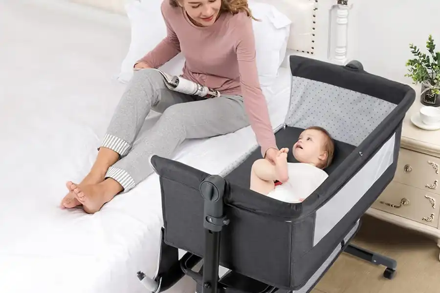 تخت کنار مادر، باید دارای حفاظهای جانبی محکمی باشد تا از افتادن کودک جلوگیری کند.