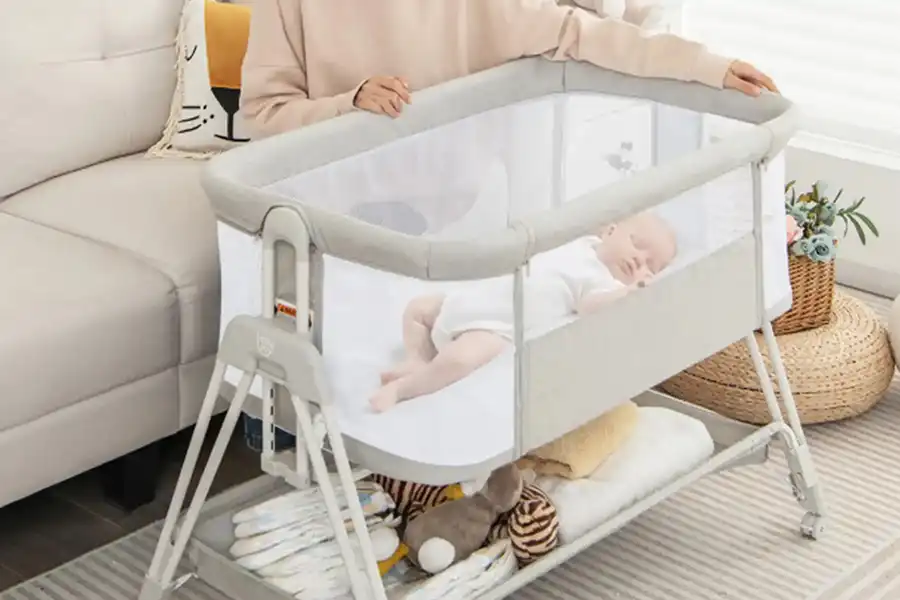 از تخت کنار مادر تا حدود ۶ ماهگی میتوان استفاده کرد. اما تخت و پارکها مناسب استفاده کودکان تا حدود ۳ سالگی هستند.