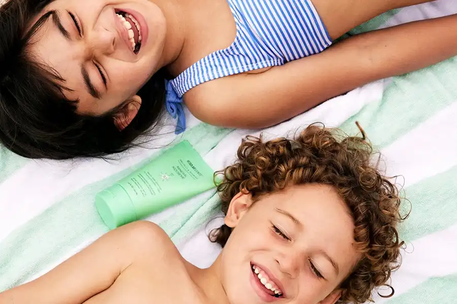 ضد آفتابی با SPF حداقل ۳۰ میتواند تا ۹۷% از پوست فرزند شما در برابر اشعههای مضر خورشید مراقبت کند.