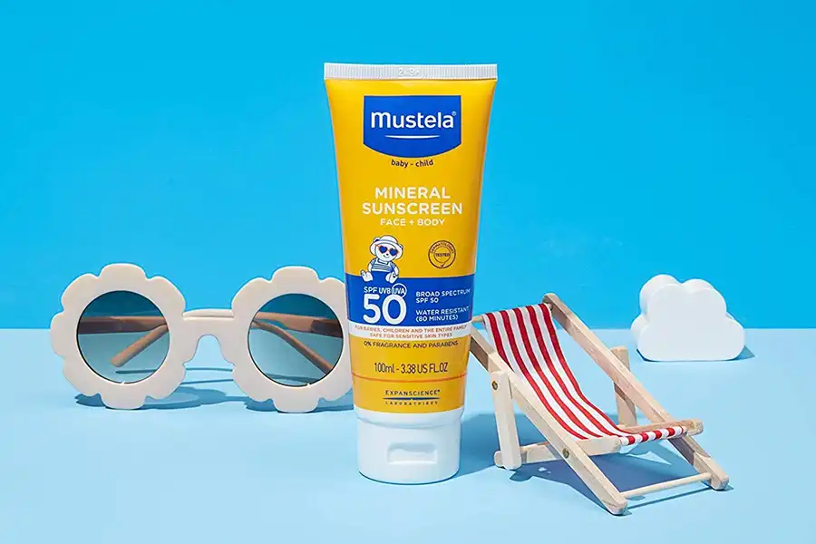 فیلتر قوی موستلا در برابر اشعهها UVA، UV و UVB پوست درخشان و شاداب کودک شما را در بزرگسالی تضمین میکند.