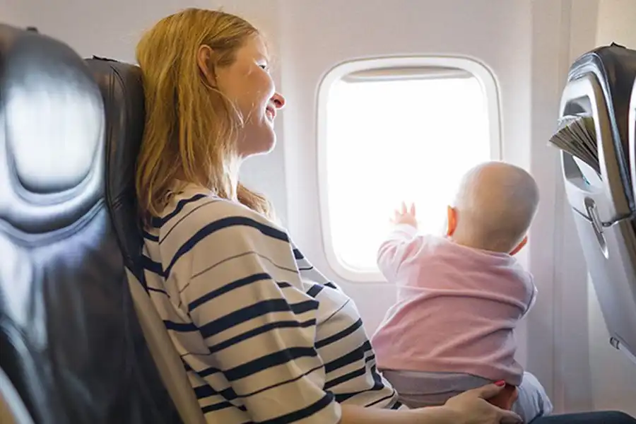 با کمی برنامهریزی و آگاهی از ترفندهای مسافرت با نوزاد، میتوانید سفری آسان، لذتبخش و خاطرهانگیز را برای خود و کودکتان رقم بزنید.