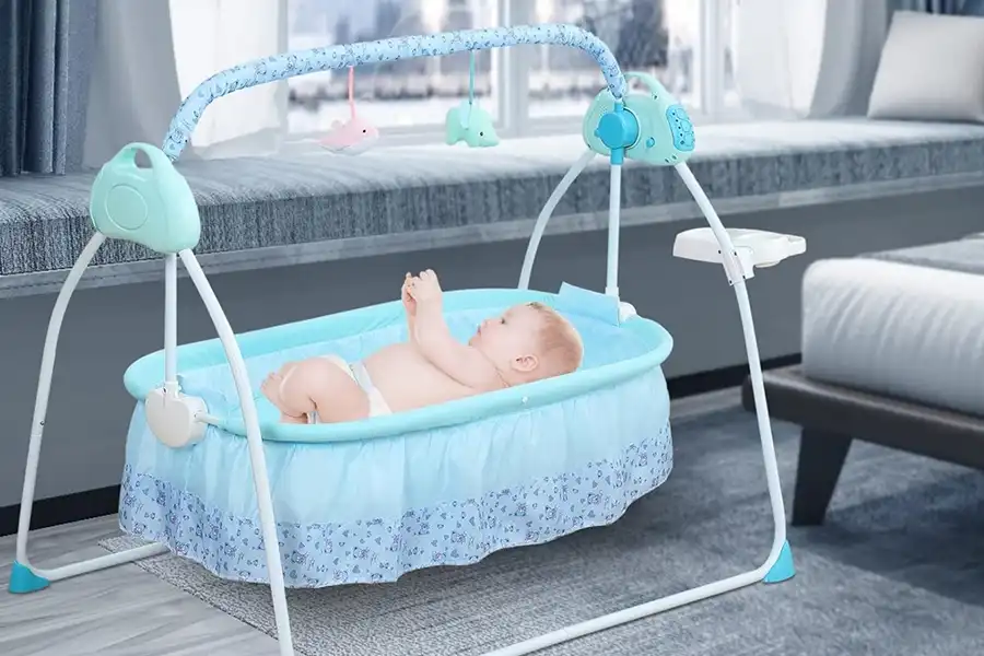 بهترین زمان استفاده از گهواره در ماههای اولیه تولد است، این کار به آشنایی با روال خواب کمک میکند.