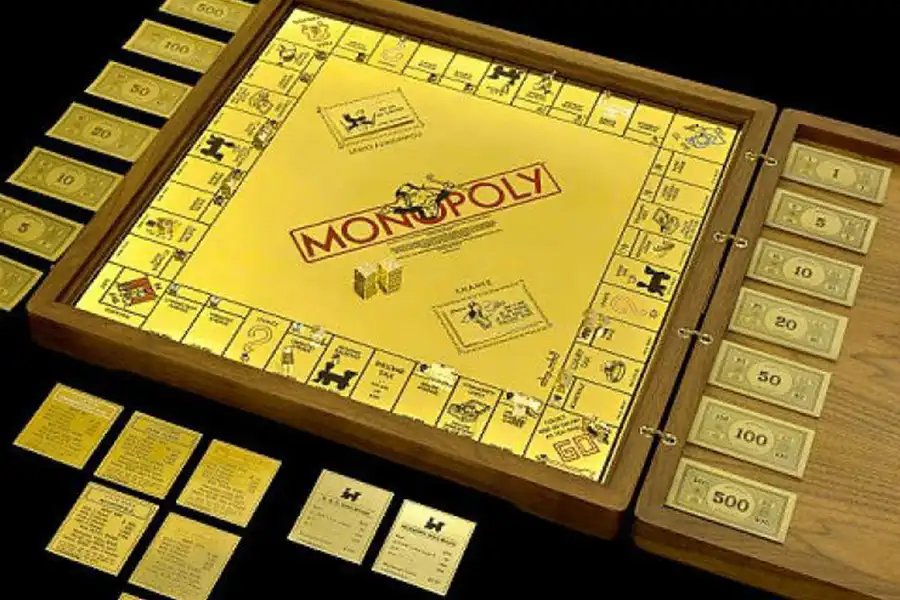گرانترین مونوپولی دنیا با بیش از ۲ میلیون دلار قیمت، Golden Monopoly است که در اواخر دهه ۸۰ میلادی طراحی شده است.