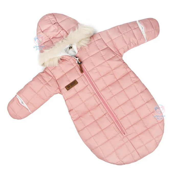 طراحی کاپشنی این قنداق، بهخوبی از نفوذ سرما و باد به بدن نوزاد جلوگیری میکند.