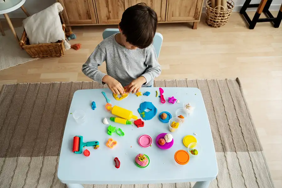 خمیربازی انتخابی عالی برای تقویت مهارتهای دستی و حرکتی ظریف کودک است.