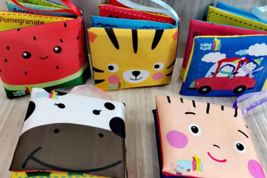 کتاب‌ها لمسی و صدادار نه‌تنها سرگرم‌کننده، بلکه ابزاری آموزشی برای کودک یک‌ساله هستند.