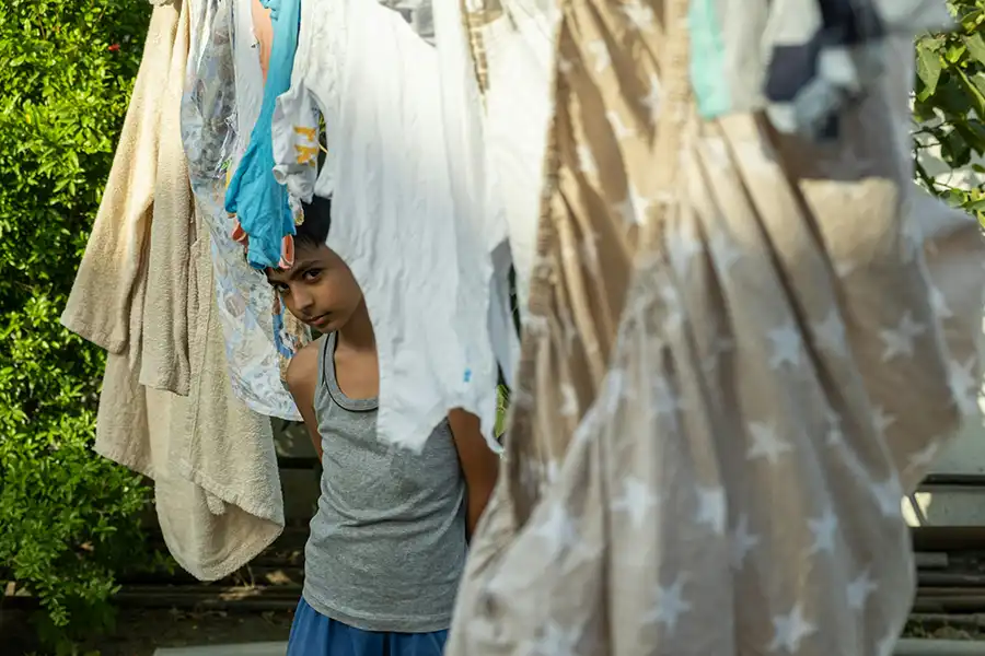 قبل از شستشو لباس کودک، لکهها را با محلولهای مناسب پاک کنید تا بهخوبی از بین بروند.