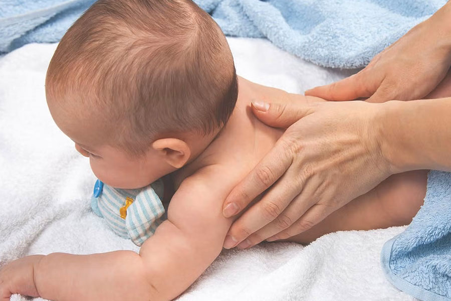 ماساژ ملایم بدن نوزاد با روغن به آرامش و خواب بهتر او کمک می‌کند.