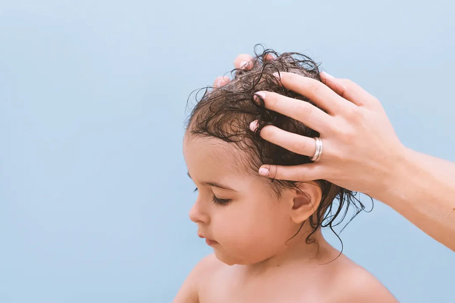 ماساژ ملایم پوست سر نوزاد با روغن بچه به از بین رفتن پوسته‌های شوره کمک می‌کند.