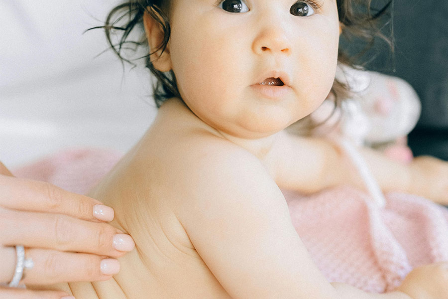 روغن کودک با آبرسانی لایه‌های مختلف پوست، از خشکی و ترک‌های پوستی جلوگیری می‌کند.