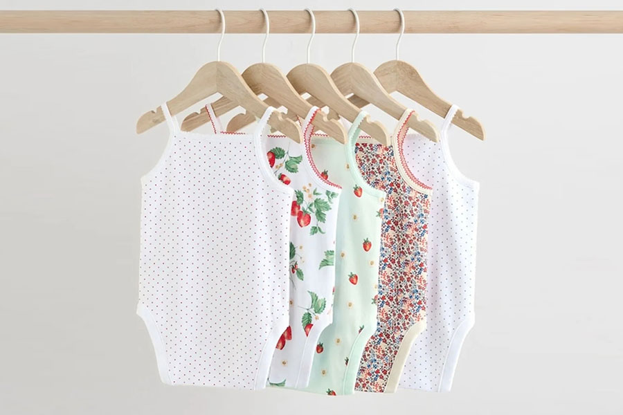 بادیهای کودک بهدلیل تطبیقپذیری و سهولت استفاده، جزء اصلی کمد لباس کودکان هستند.