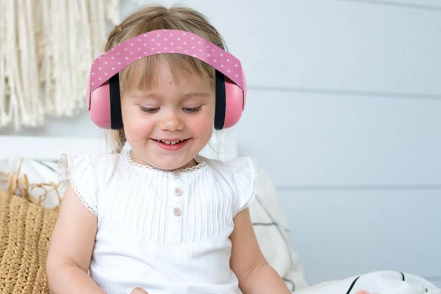 گوشگیر نوزادی با طراحی طبی و بدون فشار، مانع ورود صداهای بلند و آزاردهنده به گوش کودک میشود.