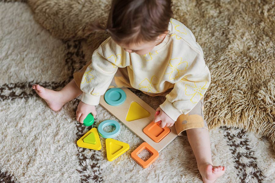 از شش ماهگی به بعد، نوزادان می‌توانند بازی با پازل‌های آسان را شروع کنند.