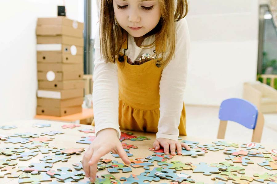 مدل و حجم تکه‌های پازل باید مناسب سن کودک باشد تا از سردرگمی آن جلوگیری کند.