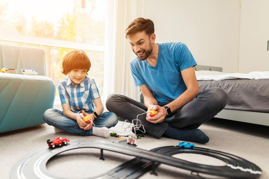 بازی با با ماشین کنترلی به کودکان در افزایش تمرکز، تقویت هماهنگی عصب و عضله و بهبود مهارت‌های حرکتی ظریف کمک می‌کند.