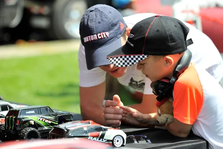 رشد مهارت‌های فردی و اجتماعی کودک باعث تقویت اعتمادبه‌نفس و عزت نفس کودک می‌شود.